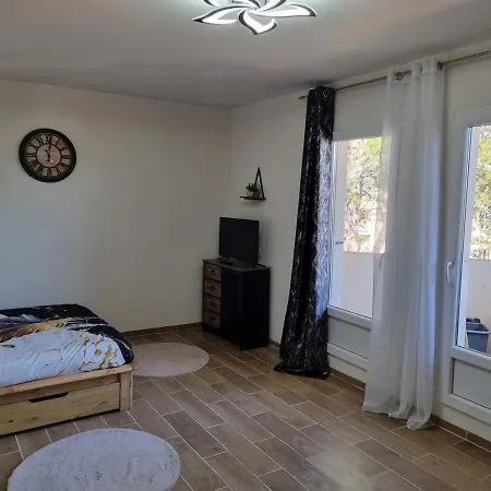 Apartamento Hosted By Adrian